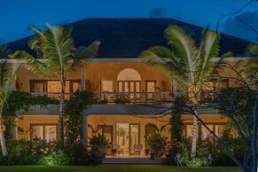 One-of-a-kind Villa With Open Spaces and Amazing Views in Luxury Beach