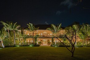 One-of-a-kind Villa With Open Spaces and Amazing Views in Luxury Beach