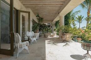 One-of-a-kind Villa With Open Spaces and Amazing Views in Luxury Beach