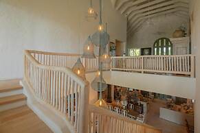 One-of-a-kind Villa With Open Spaces and Amazing Views in Luxury Beach