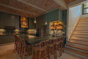 One-of-a-kind Villa With Open Spaces and Amazing Views in Luxury Beach