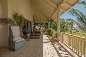 One-of-a-kind Villa With Open Spaces and Amazing Views in Luxury Beach