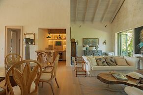 One-of-a-kind Villa With Open Spaces and Amazing Views in Luxury Beach