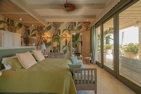 One-of-a-kind Villa With Open Spaces and Amazing Views in Luxury Beach