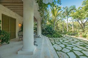 One-of-a-kind Villa With Open Spaces and Amazing Views in Luxury Beach