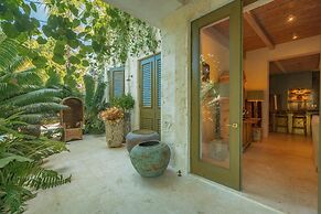 One-of-a-kind Villa With Open Spaces and Amazing Views in Luxury Beach