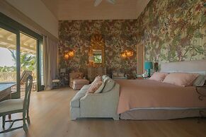 One-of-a-kind Villa With Open Spaces and Amazing Views in Luxury Beach