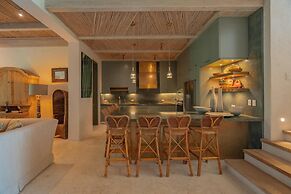 One-of-a-kind Villa With Open Spaces and Amazing Views in Luxury Beach