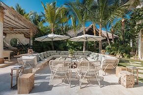 Unique Lake-front 10-bedroom Mansion in Most Luxurious Resort of the C