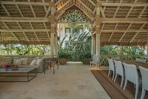 Unique Lake-front 10-bedroom Mansion in Most Luxurious Resort of the C