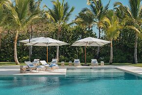 Unique Lake-front 10-bedroom Mansion in Most Luxurious Resort of the C