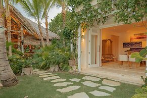 Unique Lake-front 10-bedroom Mansion in Most Luxurious Resort of the C