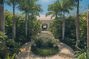 Unique Lake-front 10-bedroom Mansion in Most Luxurious Resort of the C