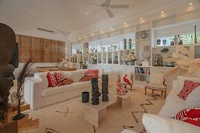 Unique Lake-front 10-bedroom Mansion in Most Luxurious Resort of the C