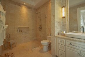 Unique Lake-front 10-bedroom Mansion in Most Luxurious Resort of the C