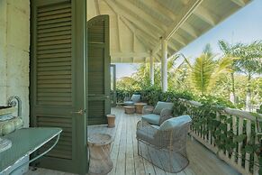 Unique Lake-front 10-bedroom Mansion in Most Luxurious Resort of the C