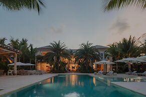 Unique Lake-front 10-bedroom Mansion in Most Luxurious Resort of the C