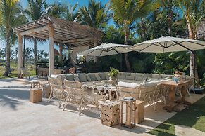 Unique Lake-front 10-bedroom Mansion in Most Luxurious Resort of the C