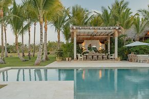 Unique Lake-front 10-bedroom Mansion in Most Luxurious Resort of the C