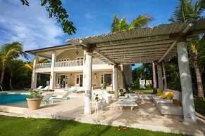 Amazing Golf Villa at Luxury Resort in Punta Cana Includes Staff Golf 