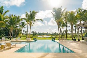 Luxurious Fully-staffed Villa With Amazing View in Exclusive Golf Beac