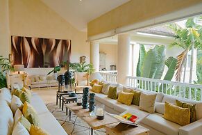 Luxurious Fully-staffed Villa With Amazing View in Exclusive Golf Beac