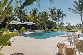 Luxurious Fully-staffed Villa With Amazing View in Exclusive Golf Beac
