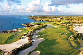 Luxurious Fully-staffed Villa With Amazing View in Exclusive Golf Beac