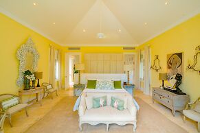 Luxurious Fully-staffed Villa With Amazing View in Exclusive Golf Beac