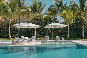 Luxurious Fully-staffed Villa With Amazing View in Exclusive Golf Beac