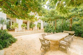 Luxurious Fully-staffed Villa With Amazing View in Exclusive Golf Beac