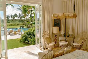 Luxurious Fully-staffed Villa With Amazing View in Exclusive Golf Beac