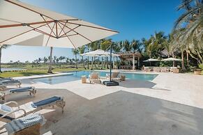 Luxurious Fully-staffed Villa With Amazing View in Exclusive Golf Beac