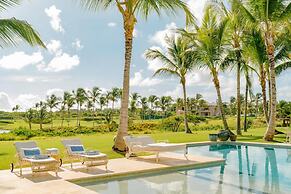 Luxurious Fully-staffed Villa With Amazing View in Exclusive Golf Beac