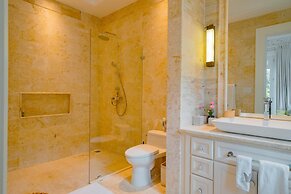 Luxurious Fully-staffed Villa With Amazing View in Exclusive Golf Beac