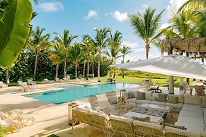 Luxurious Fully-staffed Villa With Amazing View in Exclusive Golf Beac