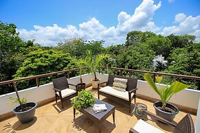 2-story Penthouse w Hot Tub Panoramic Jungle Views Charming Balcony in