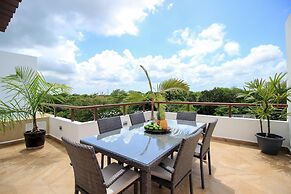 2-story Penthouse w Hot Tub Panoramic Jungle Views Charming Balcony in