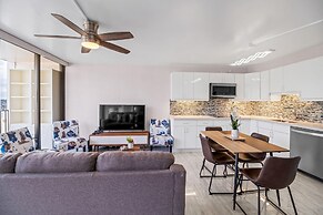 Newly Remodeled - 30th Floor Suite with EPIC Mountain Views by Koko Re