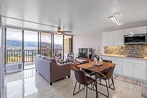 Newly Remodeled - 30th Floor Suite with EPIC Mountain Views by Koko Re