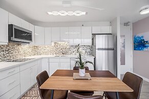 Newly Remodeled - 30th Floor Suite with EPIC Mountain Views by Koko Re