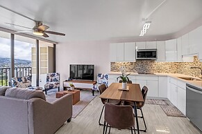 Newly Remodeled - 30th Floor Suite with EPIC Mountain Views by Koko Re