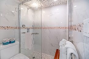 Newly Remodeled - 30th Floor Suite with EPIC Mountain Views by Koko Re