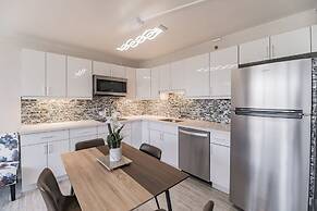 Newly Remodeled - 30th Floor Suite with EPIC Mountain Views by Koko Re