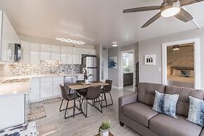 Newly Remodeled - 30th Floor Suite with EPIC Mountain Views by Koko Re