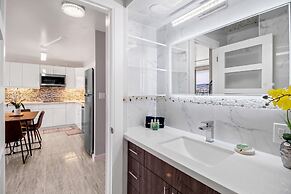 Newly Remodeled - 30th Floor Suite with EPIC Mountain Views by Koko Re