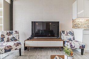 Newly Remodeled - 30th Floor Suite with EPIC Mountain Views by Koko Re