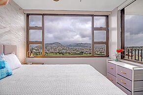 Newly Remodeled - 30th Floor Suite with EPIC Mountain Views by Koko Re