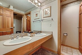 Downtown Breck Ski In Ski Out! Walk to Everything