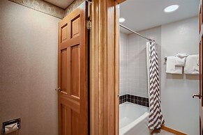 Downtown Breck Ski In Ski Out! Walk to Everything